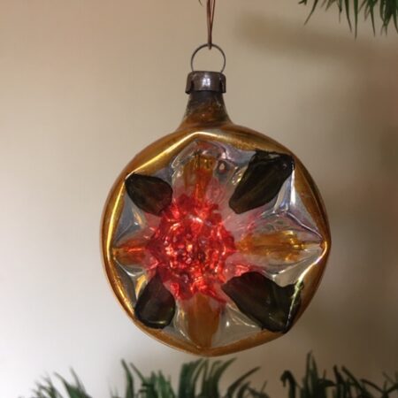 Antieke Kerst kraterbal in rood, groen en geel rond 1900