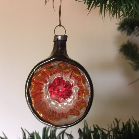 Antieke kraterbal van rond 1900 van vliesdun geblazen glas in rood, geel en groen