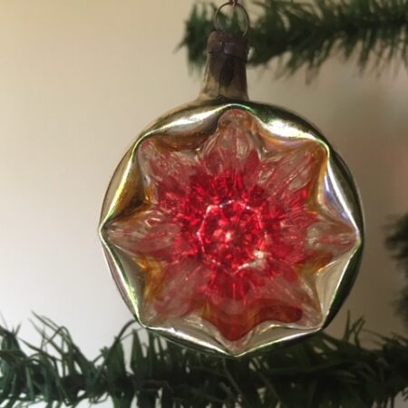 Antieke kraterbal van dun geblazen glas in rood, groen, geel rond 1900