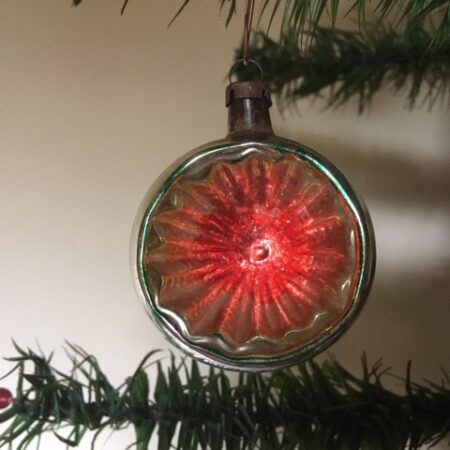 Antieke oude Kerst kraterbal van dun geblazen glas in rood, geel en groen jaren 1900