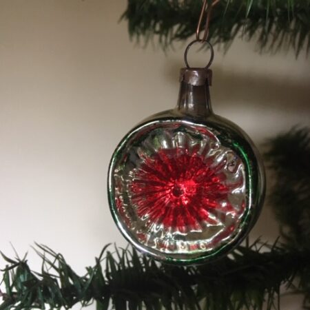 Oude antieke Kerst kraterbal van dun geblazen glas in rood en groen 1e helft 1900