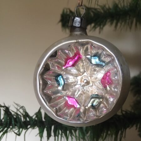 Antieke oude Kerst kraterbal van dun geblazen glas in roze en blauw 1e kwart 1900