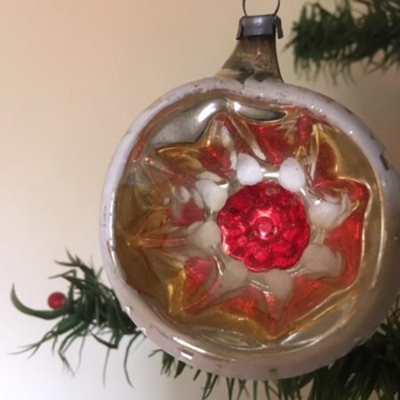 Antieke Kerst krater bloembal van dun geblazen glas in rood, wit en geel rond 1900