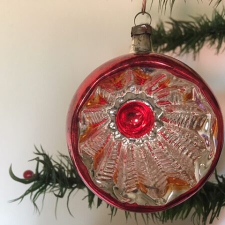 Antieke reflex of kraterbal van dun geblazen glas in rood, oranje uit het 1e kwart van de vorige eeuw