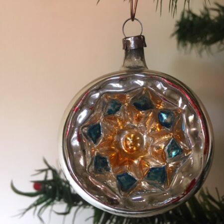 Oude antieke krater kerstbal van dun geblazen glas in blauw en geel uit de 1e helft 1900