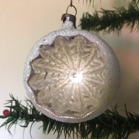 Antieke oude kerstbal van dun geblazen glas in gepatineerd zilver met krater 1e kwart 1900