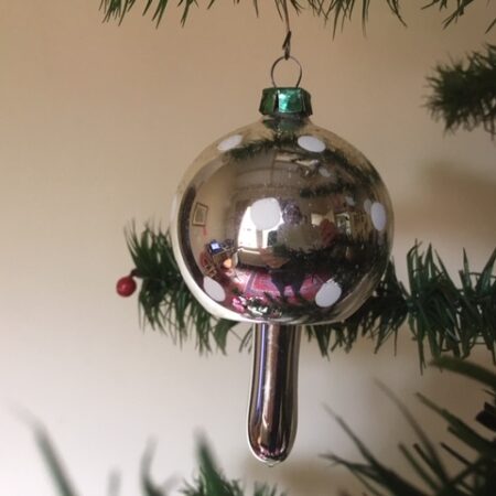 Oude antieke kerstbal een paddenstoel in zilver met witte stippen uit de fifty's