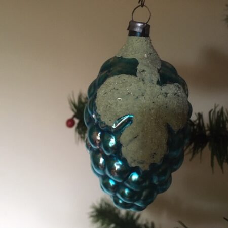 Antieke kerstbal een blauwe druif van vliesdun geblazen glas 1e kwart vorige eeuw