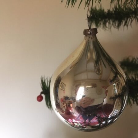 Oude antieke hangende druppel van dun geblazen glas in zilver midden vorige eeuw