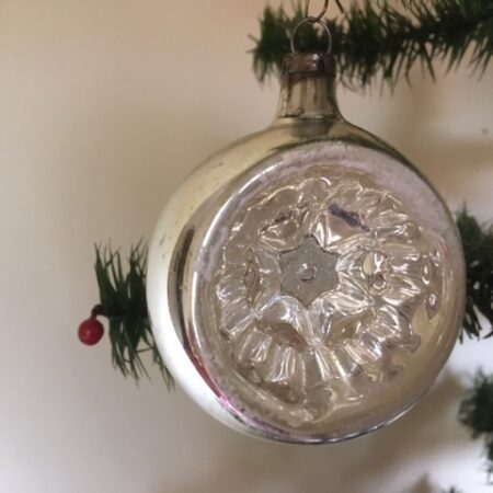 Oude antieke zilveren reflex of krater kerstbal van dun geblazen glas uit midden 1900(ro)