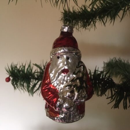 Oude antieke grote kerstman van dun geblazen glas met rode jas midden vorige eeuw