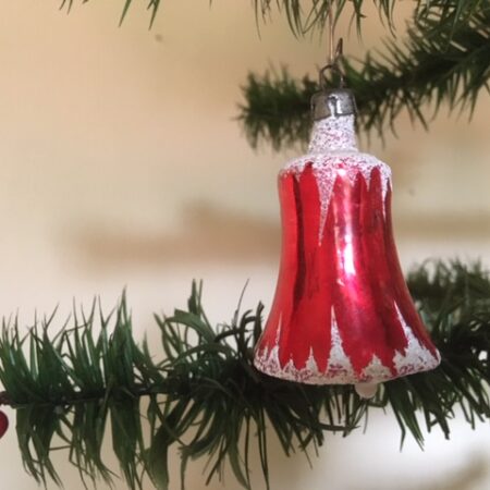 Antieke oude rode, besneeuwde mini kerstklok van dun geblazen glas begin 1900
