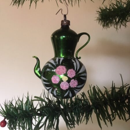 Antieke oude koffiepot van dun geblazen glas in groen met roze bloem begin 1900