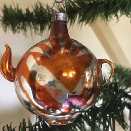 Antieke oude kerstbal theepot van dun geblazen glas in roodgouden kleur begin 1900