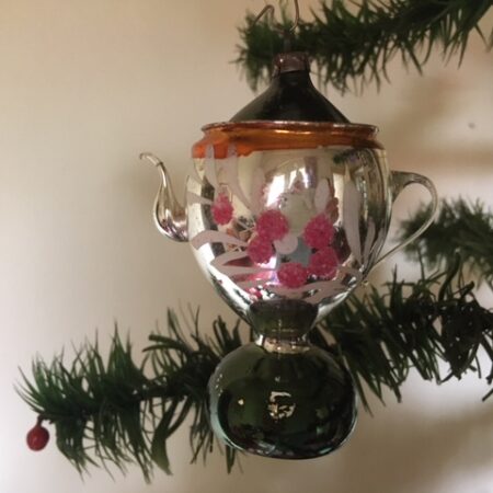 Antieke oude grote koffiepot van dun geblazen glas in geel, groen en wit begin 1900