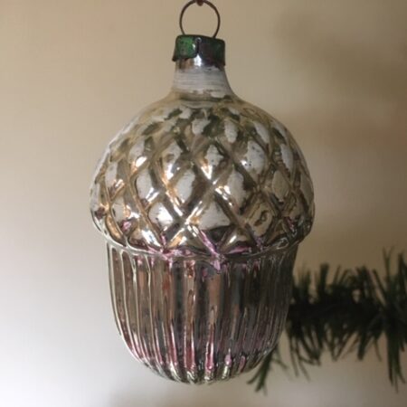 Oude antieke kerstbal een eikel van dun geblazen glas in zilver 1e helft 1900