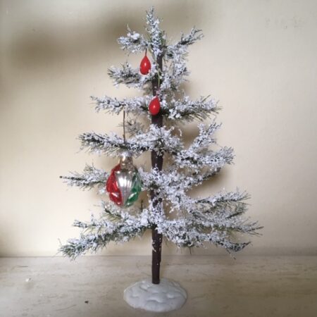 Oude antieke mini kerstbal een vrucht van dun geblazen glas in zilver, rood en groen midden vorige eeuw 1e helft 1900