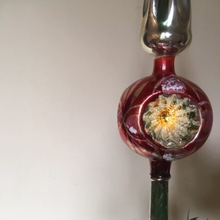 Antieke oude piek van dun geblazen glas met 3 x reflex in rood, groen en geel 1e kwart 1900