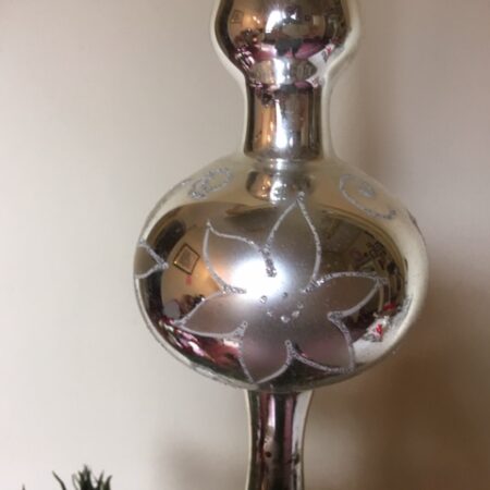Oude antieke piek van dun geblazen glas in zilver met bloemdecoratie midden 1900