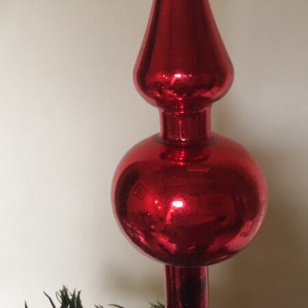 Oude antieke piek van dun geblazen glas in robijn rood midden 1900