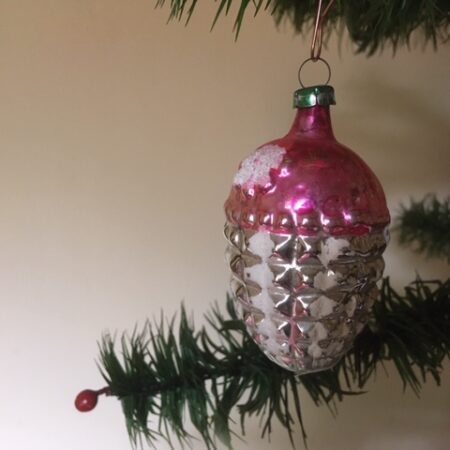 Antieke oude kerstbal een gestyleerde eikel in zilver en roze 1e kwart vorige eeuw