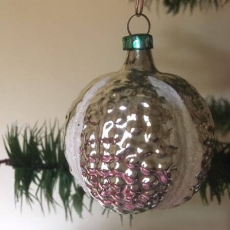 Oude antieke kerstbal een vrucht van dun geblazen glas met witte linten 1e kwart 1900