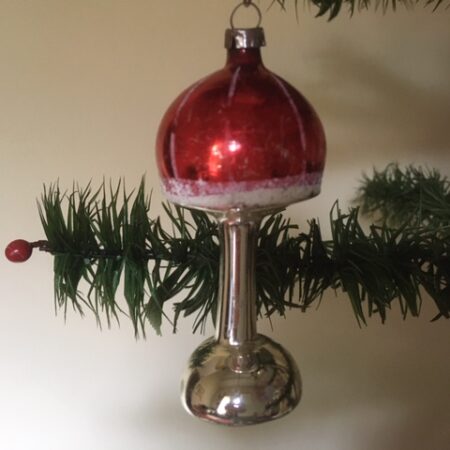 Antieke oude kerstbal een schemerlamp van dun geblazen glas in rood 1e kwart 1900
