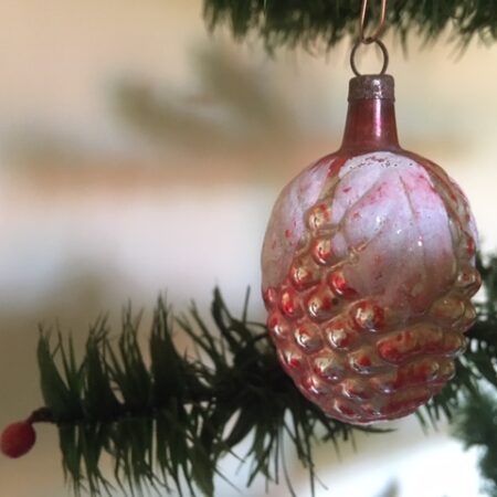 Antieke kerstbal een vrucht van dun geblazen glas met prachtig patine begin 1900