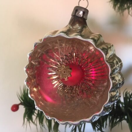 Antieke oude kraterbal van dun geblazen glas met roze rode knikker