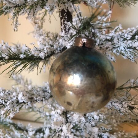 Antieke mini kerstbal van dun geblazen glas voor feathertree of tinselboom rond 1900