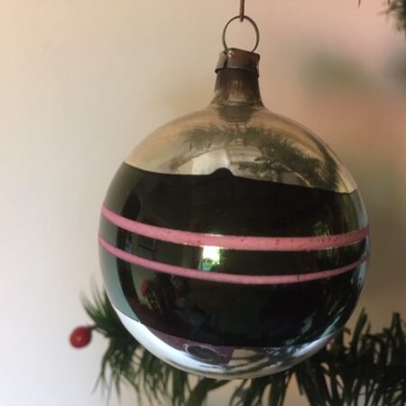 Oude antieke kerstbal van dun geblazen glas in groen en roze midden 1900