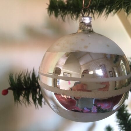 Oude kerstbal van dun geblazen glas in zilver 1e helft vorige eeuw