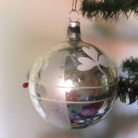 Oude antieke  kerstbal van dun geblazen glas in zilver 1e helft 1900