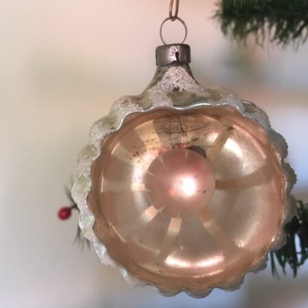 Antieke oude kraterbal van dun geblazen glas in zilver en lichtroze reflecterende knikker