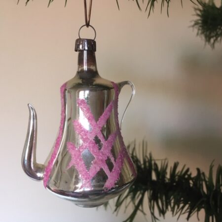 Antieke kerstbal een koffiepot van dun geblazen glas in zilver en roze 1e kwart 1900