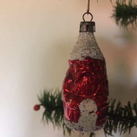 Antieke kleine kerstman in donkerrood van dun geblazen glas rond 1900