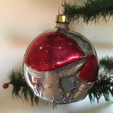 Antiek kerstbal van vliesdun geblazen glas in rood en groen met paddenstoelen in relief begin 1900