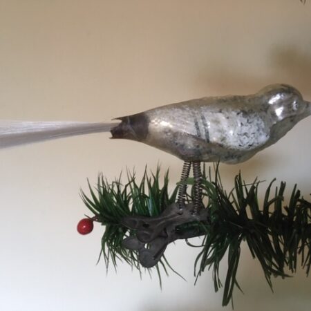 Antieke oude vogel van dun geblazen glas in zilverwit op 2 poten 1e kwart 1900