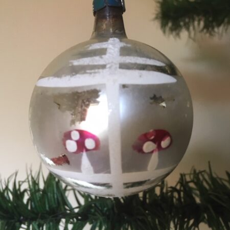 Oude antieke kerstbal van dun geblazen glas in zilver met 2 paddenstoelen 1e helft 1900