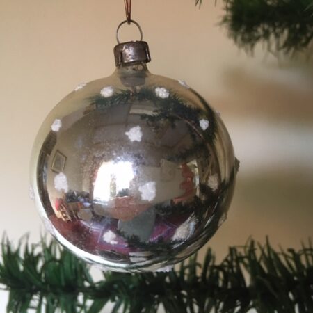 Oude antieke kerstbal van dun geblazen glas in zilver met sneeuwvlokken midden 1900