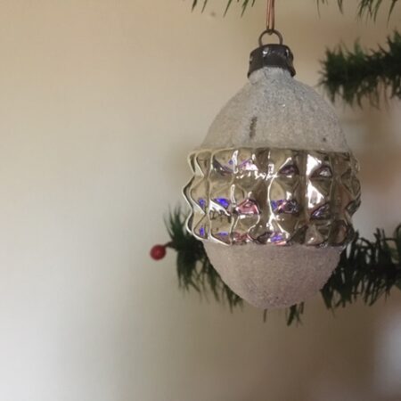 Antieke oude gestyleerde Kerst dennenappel van dun geblazen glas in zilver 1e kwart 1900