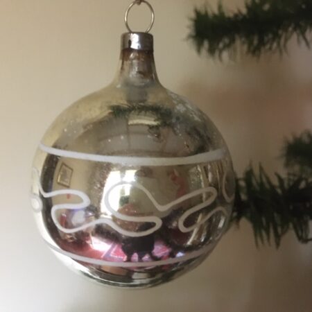 Oude antieke kerstbal van dun geblazen glas in zilver midden 1900