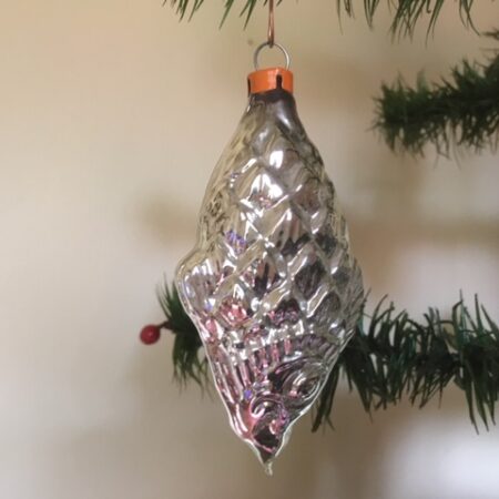 Antieke oude kerstbal een vis van dun geblazen glas in zilver midden vorige eeuw