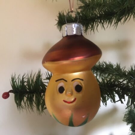 Oude antieke kerstbal van dun geblazen glas een gouden paddenstoel met guitige blik 2e helft 1900