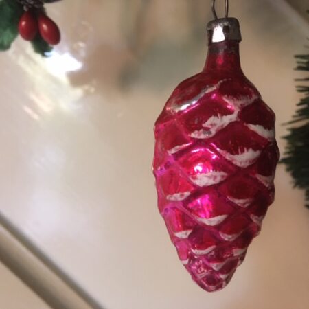 Antieke oude kerstbal een dennenappel van dun geblazen glas in hard roze 1e helft 1900