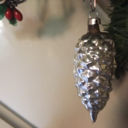 Antieke oude dennenappel kerstbal van dun geblazen glas in zilver 1e kwart 1900