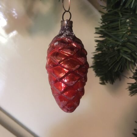 Antieke oude kerstbal dennenappel van dun geblazen glas in koper kleur 1e helft 1900