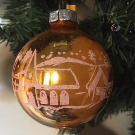 Oude grote warm goud kleurige kerstbal van dun geblazen glas midden 1900 (or)