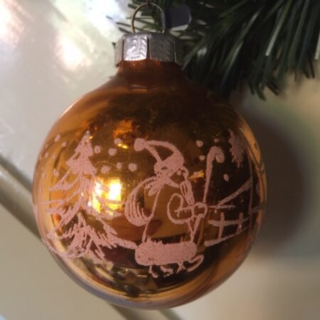 Antieke oude, grote  kerstbal van dun geblazen glas in warm goud rond 1950(zw)