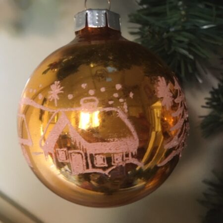Oude antieke kerstbal van dun geblazen glas in warm goud met decoratie midden 1900
